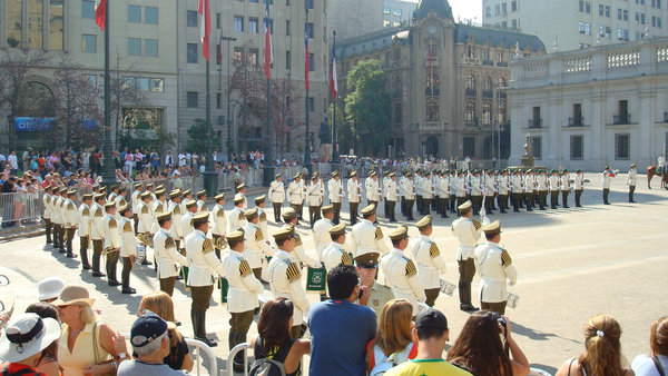 Em frente ao palácio La Moneda. Local de resistência do governo de Salvador Allende aos ataques dos militares, que ocorreu em 11 de setembro de 1973.