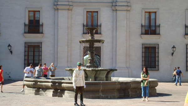 Em frente ao palácio La Moneda. Local de resistência do governo de Salvador Allende aos ataques dos militares, que ocorreu em 11 de setembro de 1973.